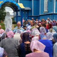 Біля храму в селі Раків Ліс встановлено та освячено скульптурний образ Пресвятої Богородиці